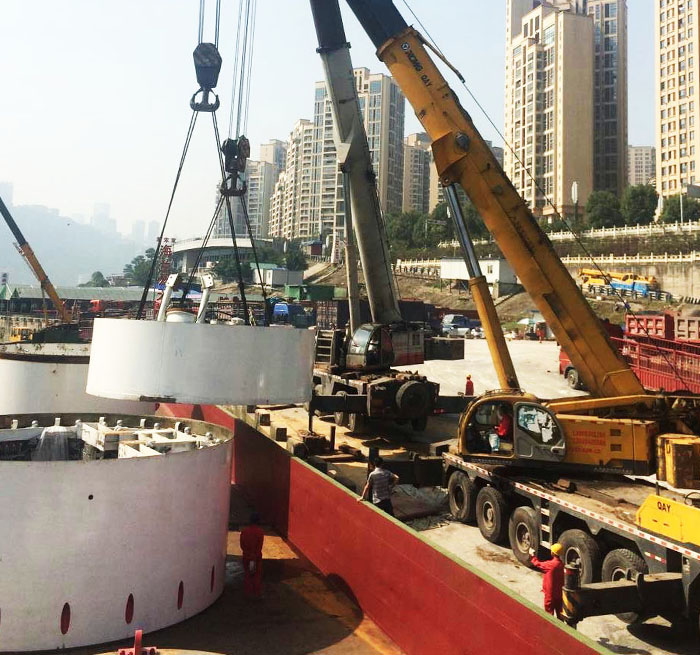阳东吊车作业中