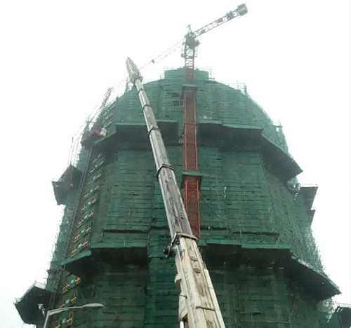 阳东吊车在工地上作业