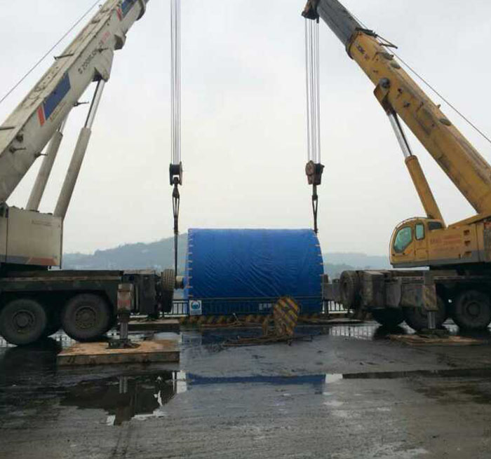 阳东吊车正在作业中